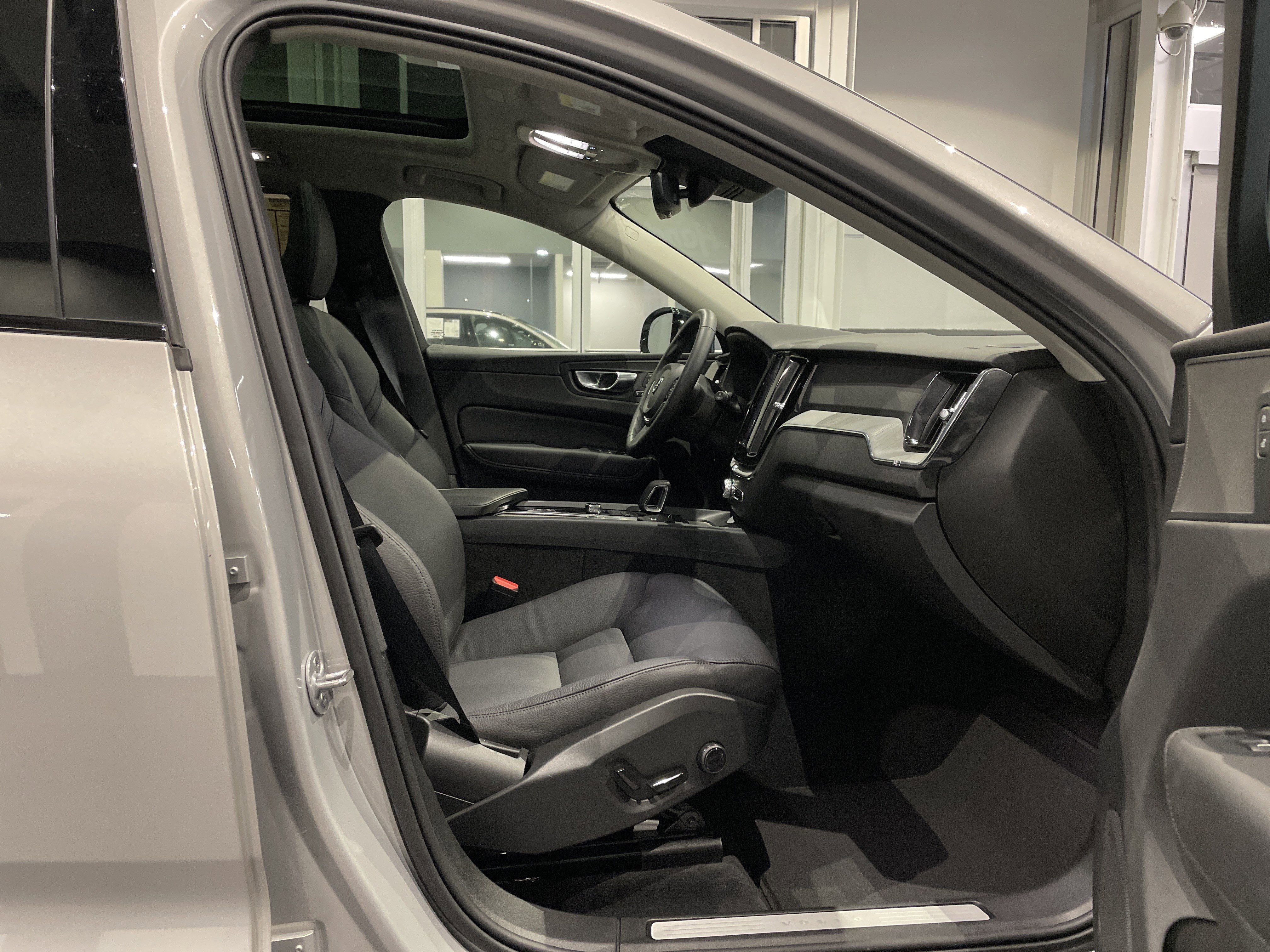 Used 2025 Volvo XC60 B5 Plus image 38