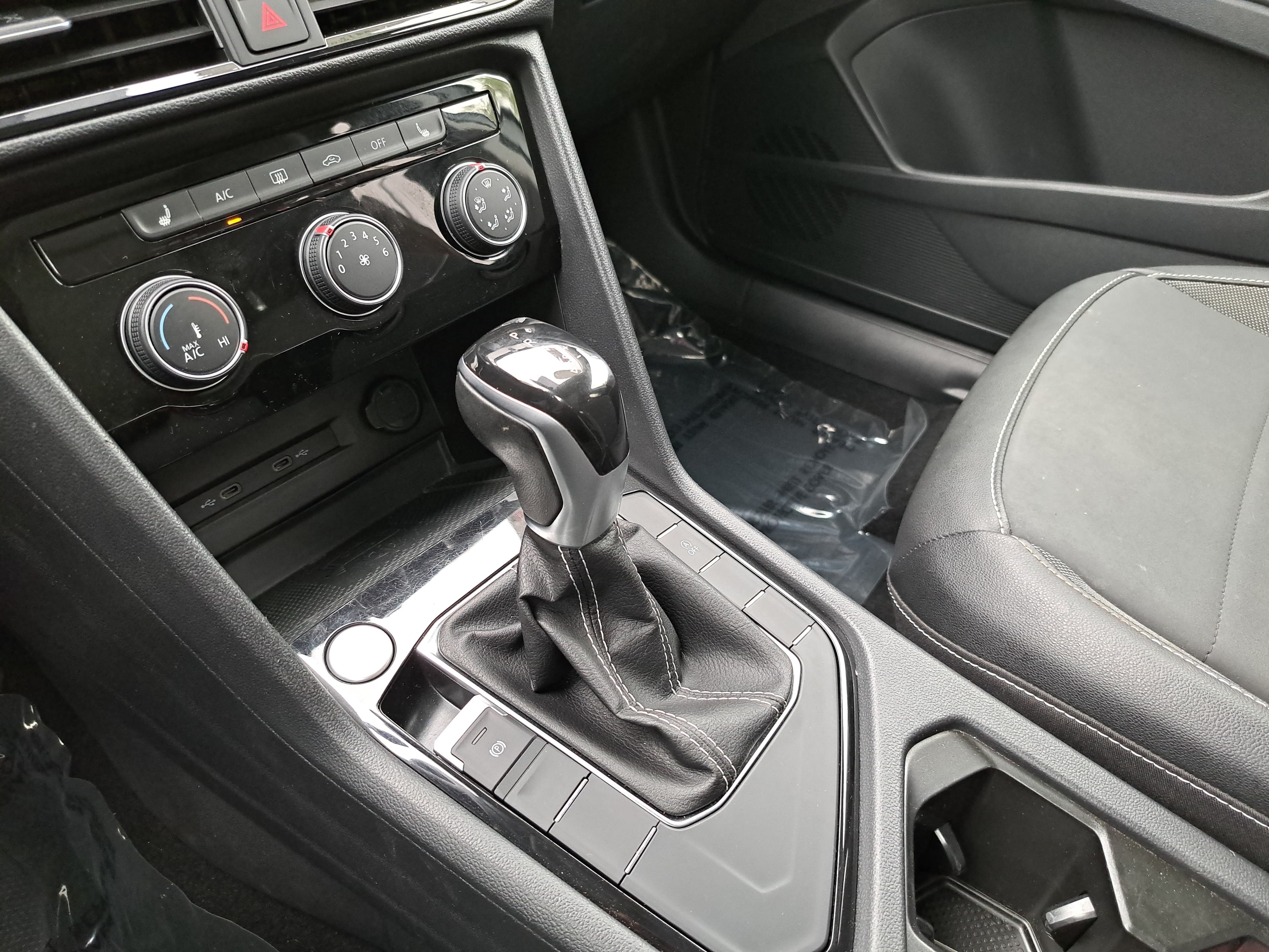 Used 2023 Volkswagen Taos SE w/ Panoramic Sunroof Package FWD image 22