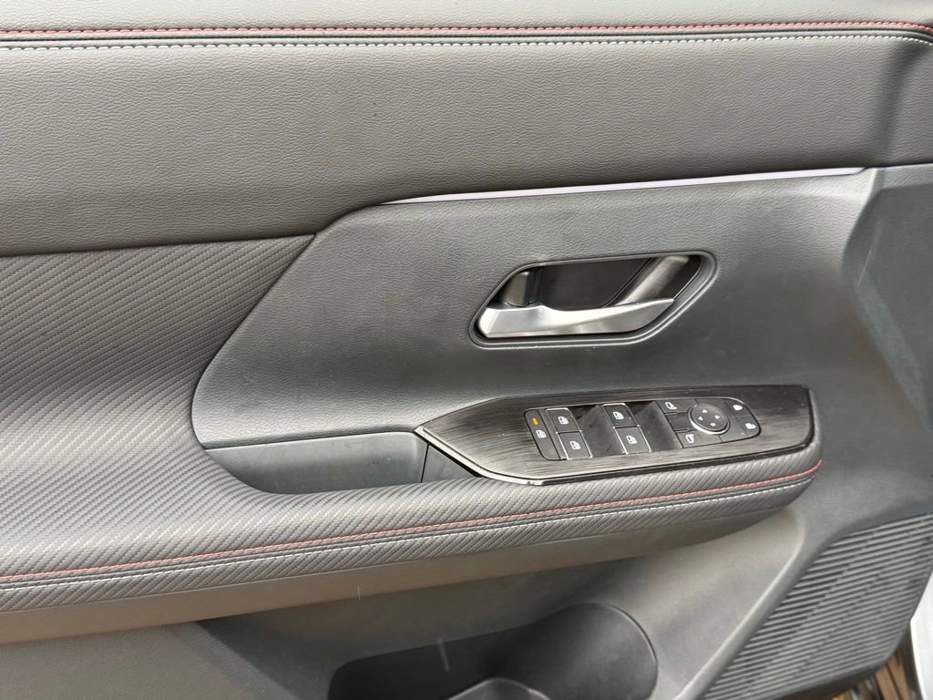 Certified 2025 Nissan Kicks SR image 14