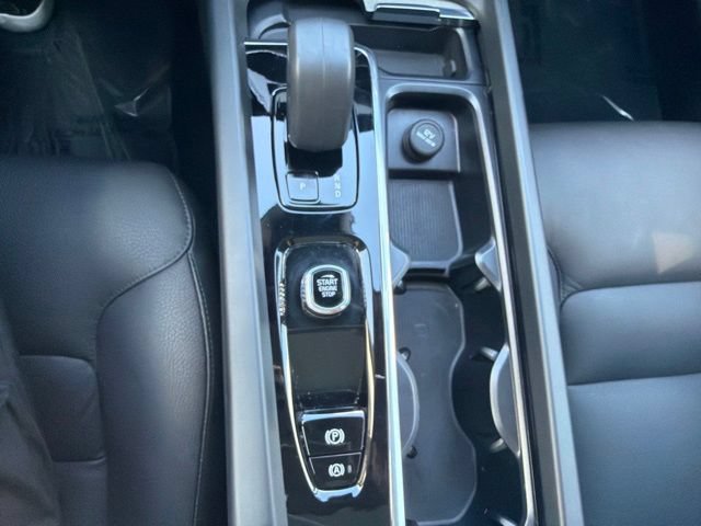 Used 2025 Volvo XC60 B5 Plus AWD/4WD image 19