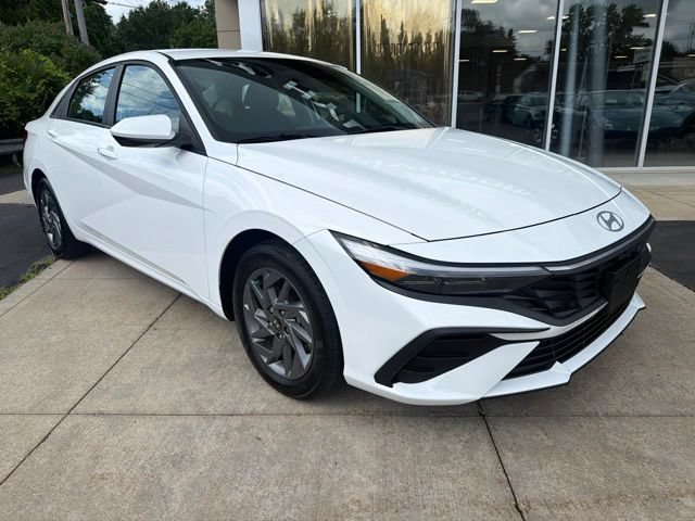 Used 2024 Hyundai Elantra SEL FWD image 2