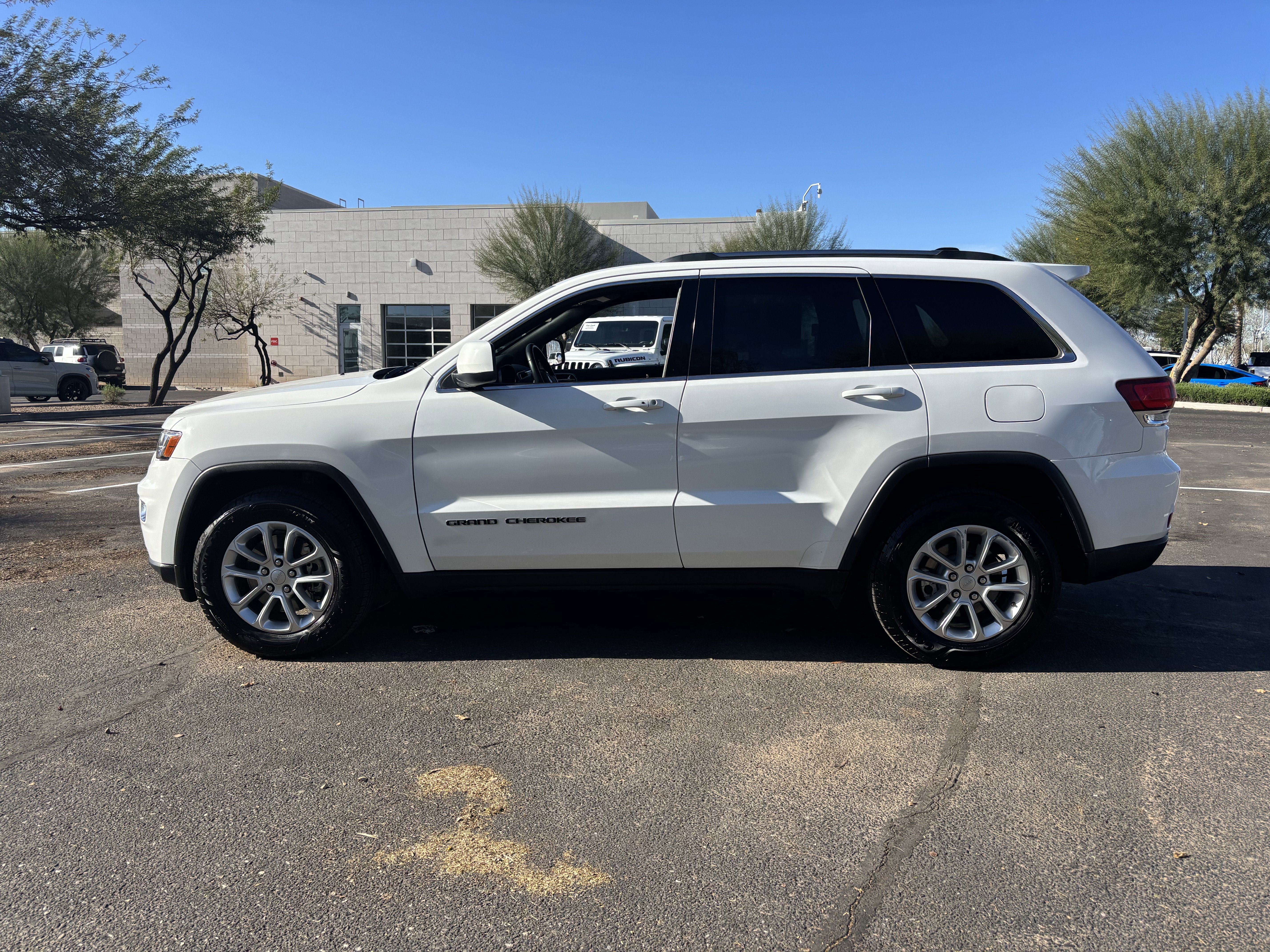 Used 2021 Jeep Grand Cherokee Laredo image 2