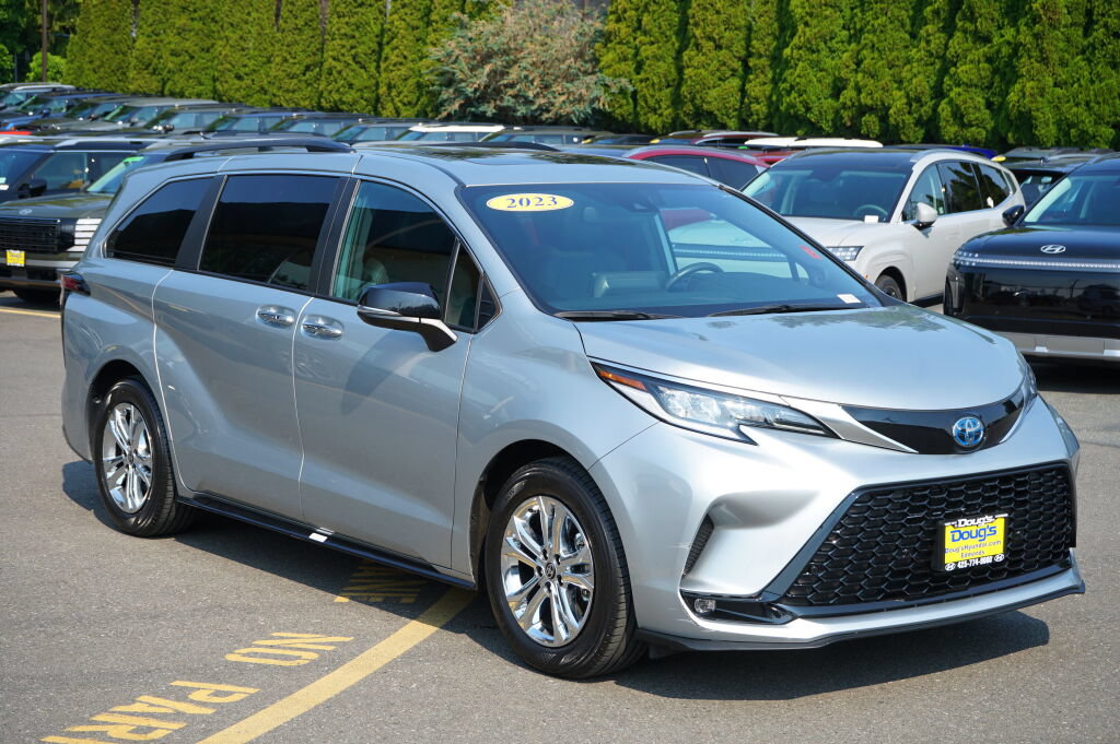 Used 2023 Toyota Sienna XSE AWD/4WD image 3