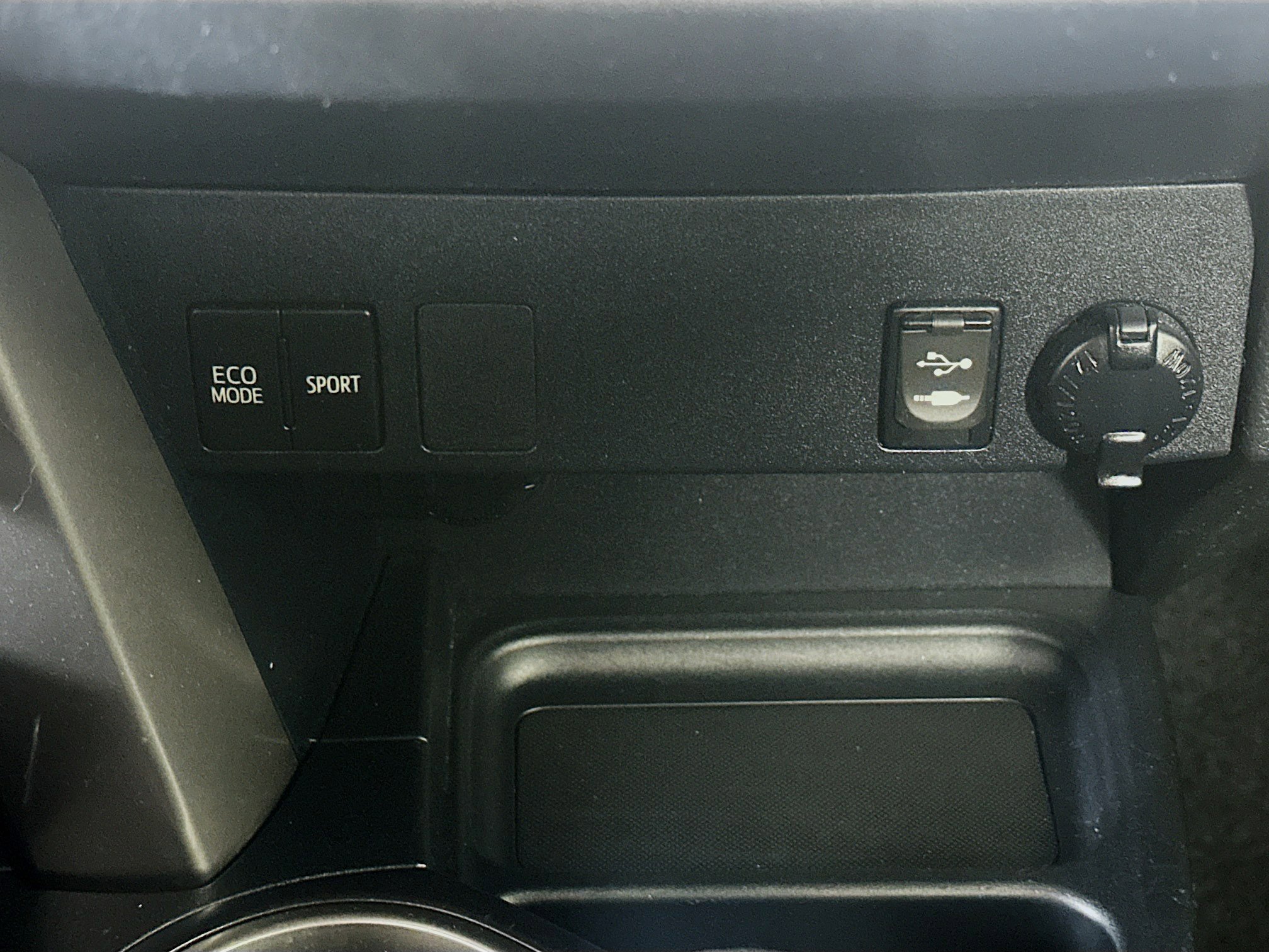 Used 2018 Toyota RAV4 LE w/ Carpet Mat Package FWD image 25