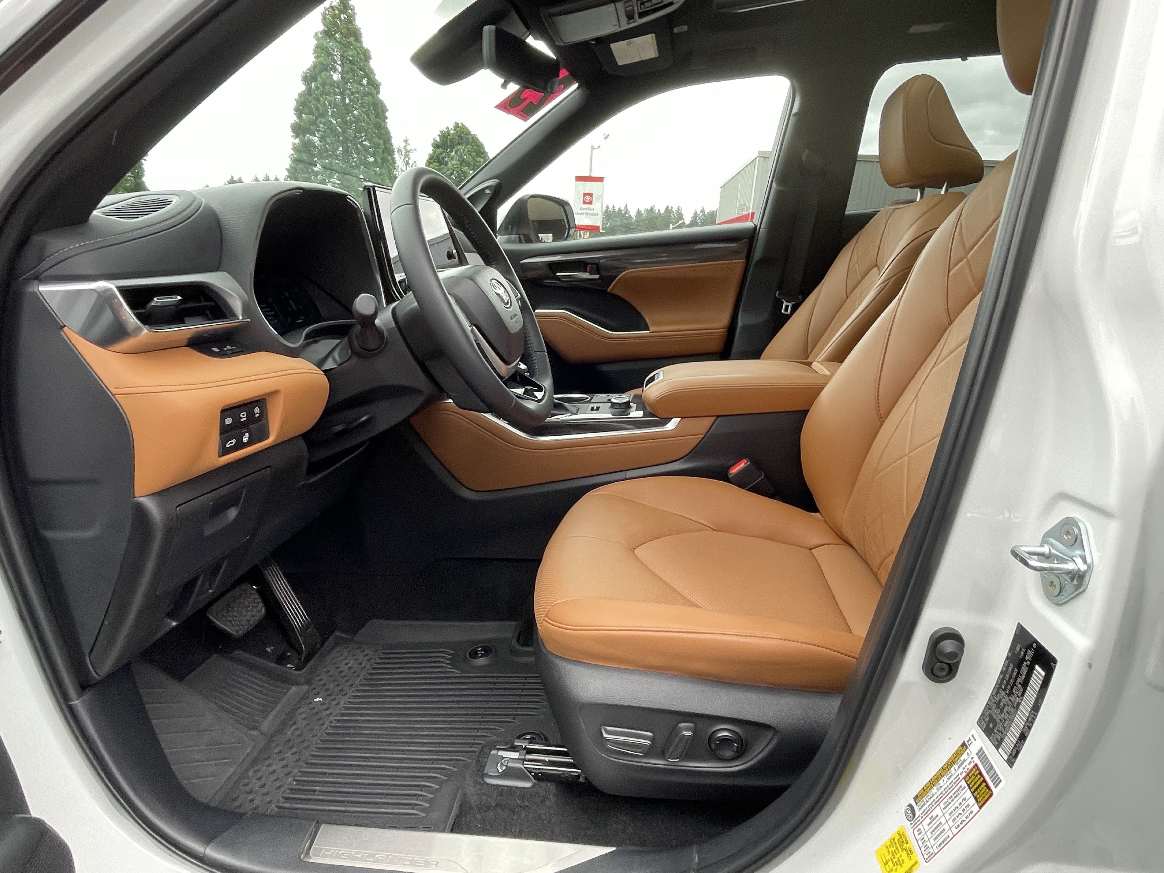 Certified 2025 Toyota Highlander Platinum AWD/4WD image 11