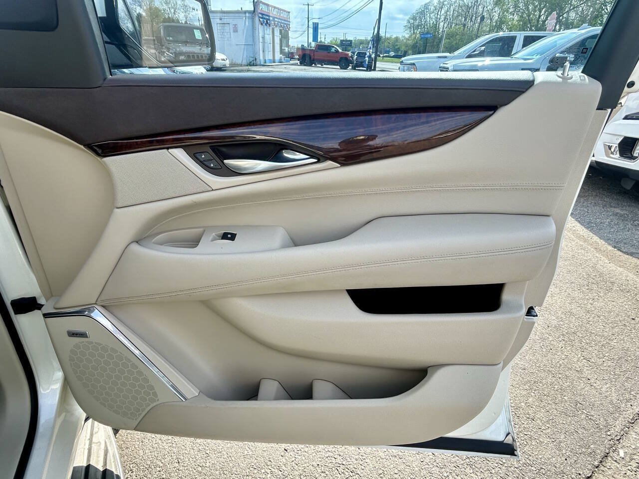Used 2015 Cadillac Escalade Luxury AWD/4WD image 18