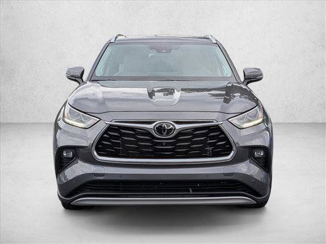 Used 2024 Toyota Highlander Platinum FWD image 2