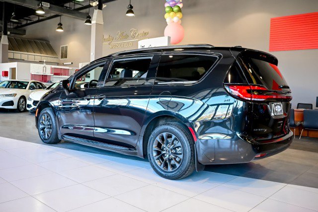 Used 2021 Chrysler Pacifica Touring-L w/ S Appearance Package image 7