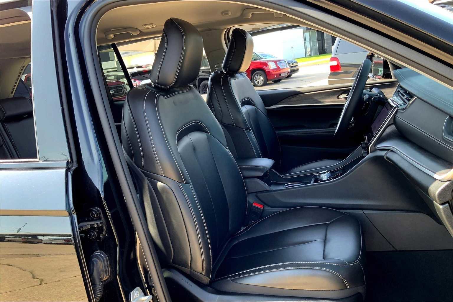 Used 2024 Jeep Grand Cherokee Limited image 8