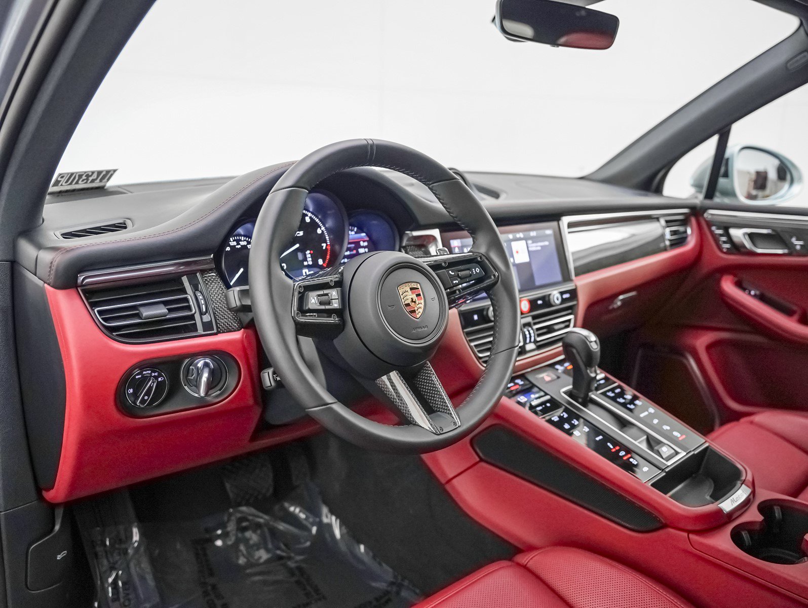 Certified 2025 Porsche Macan GTS image 4