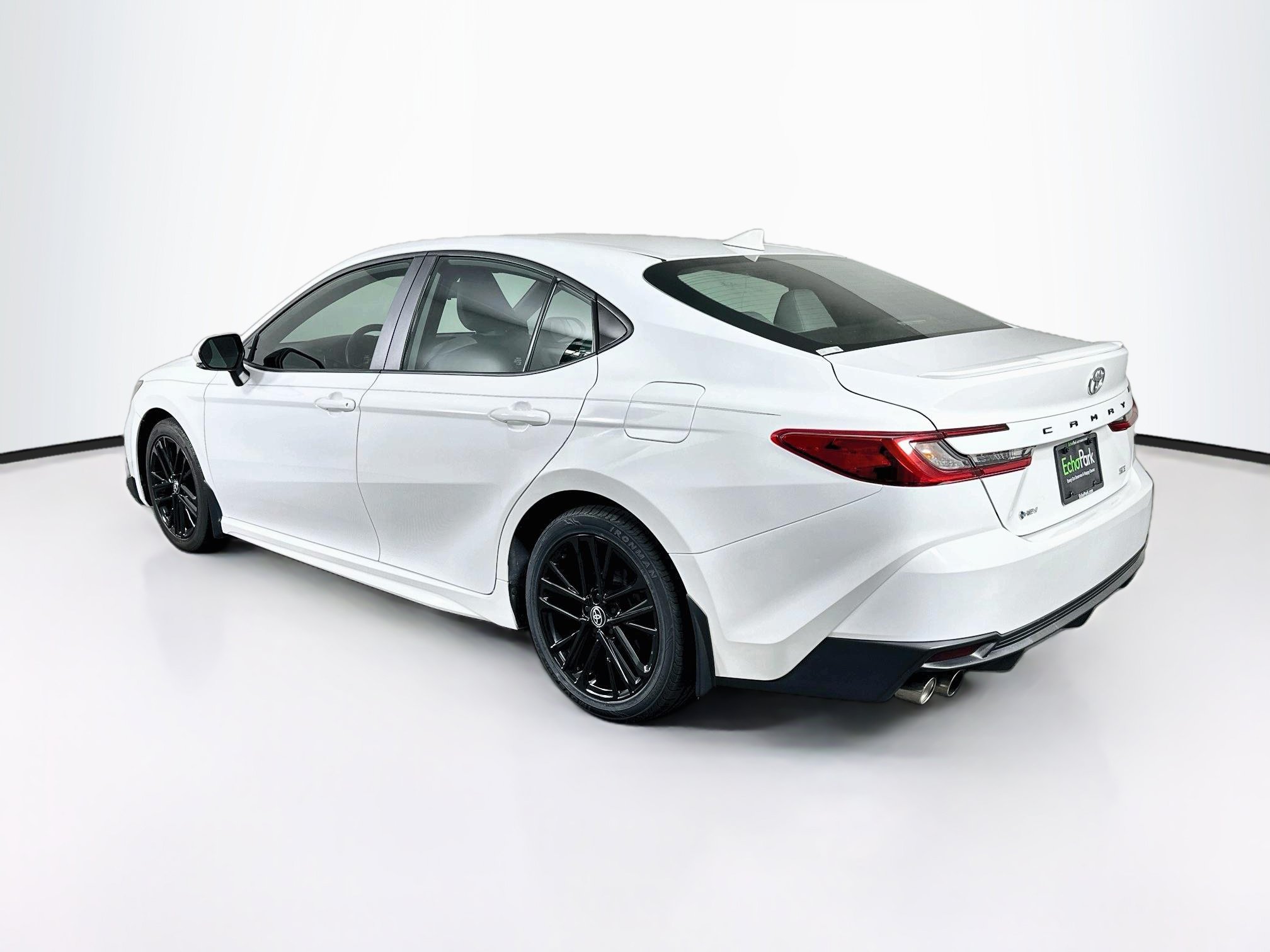 Used 2025 Toyota Camry SE FWD image 5