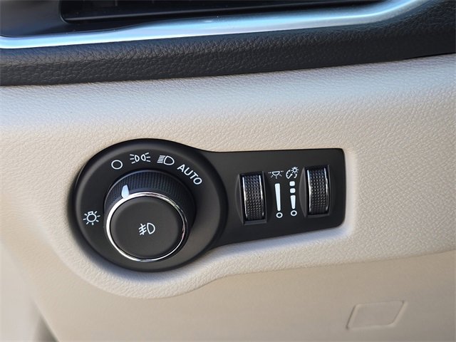 Used 2024 Chrysler Pacifica Limited image 32