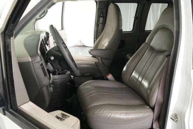 Used 2008 Chevrolet Express 3500 Extended Passenger RWD image 17