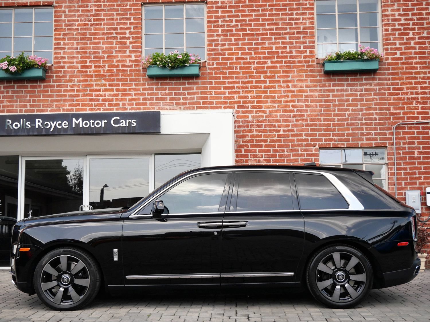 Certified 2023 Rolls-Royce Cullinan AWD/4WD image 3
