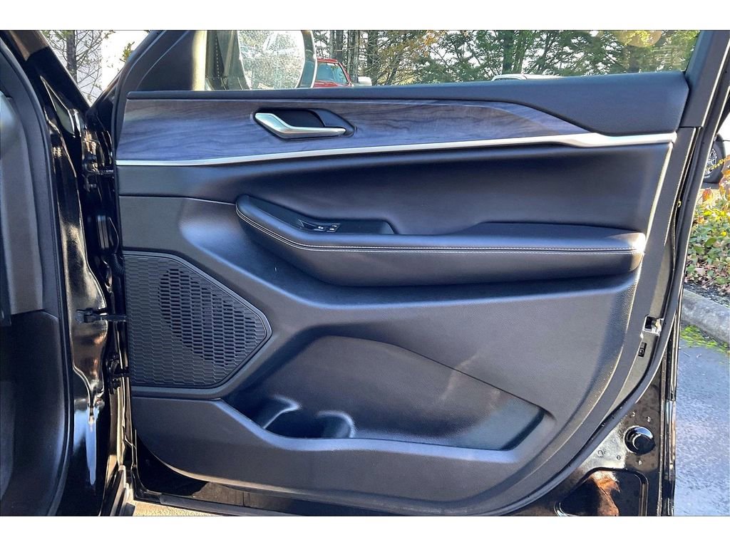 Used 2024 Jeep Grand Cherokee L Limited w/ Luxury Tech Group II image 24