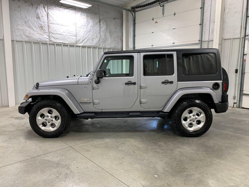 Used 2015 Jeep Wrangler Unlimited Sahara w/ Connectivity Group AWD/4WD image 4
