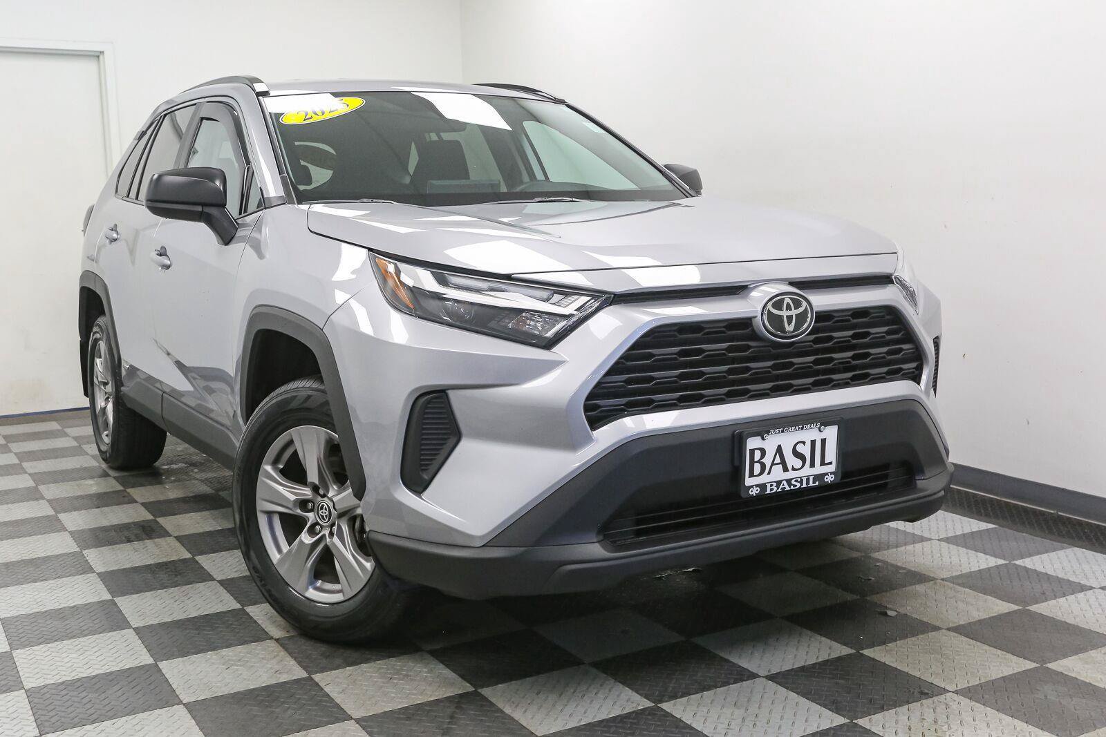 Used 2025 Toyota RAV4 LE AWD/4WD image 2