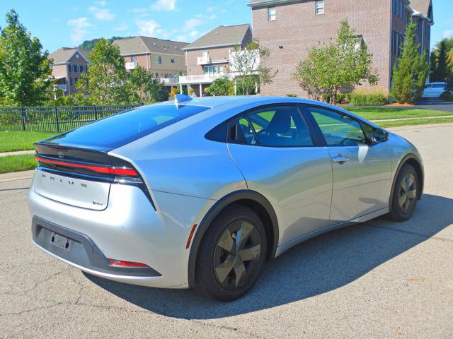 Used 2025 Toyota Prius LE FWD image 4