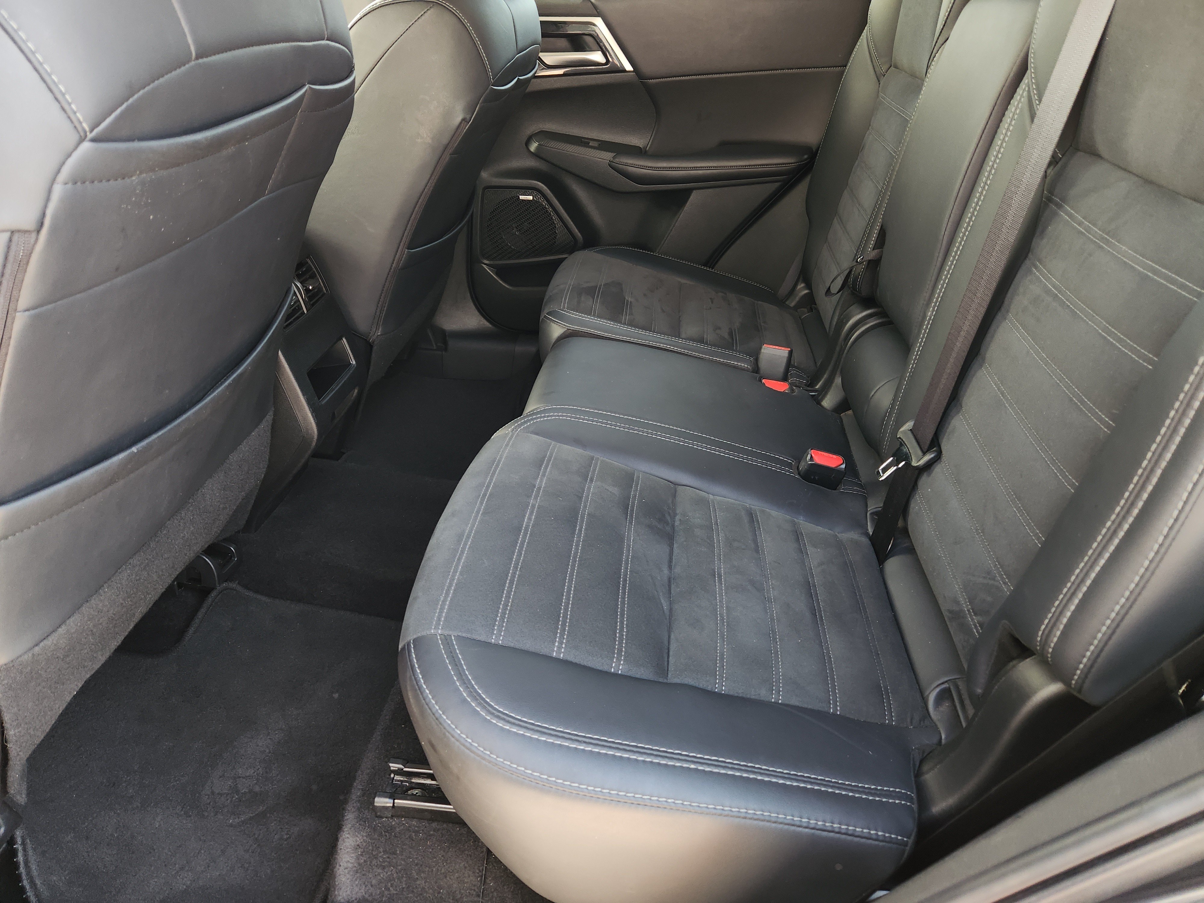 Used 2025 Mitsubishi Outlander SE AWD/4WD image 32