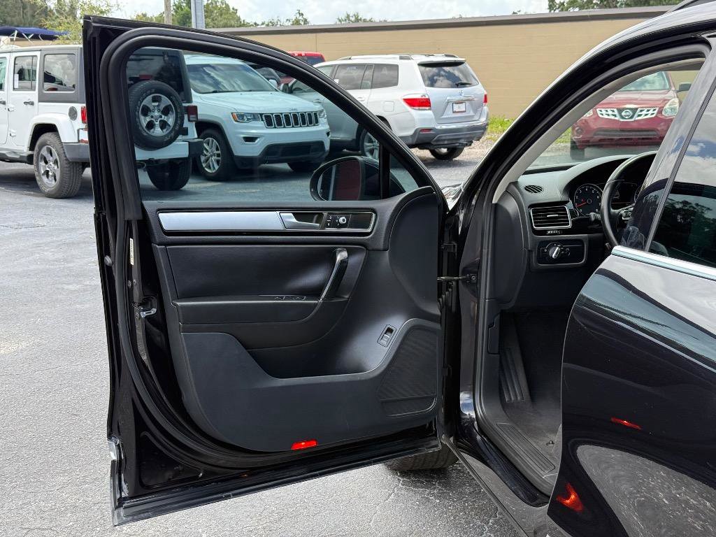 Used 2015 Volkswagen Touareg Sport image 10