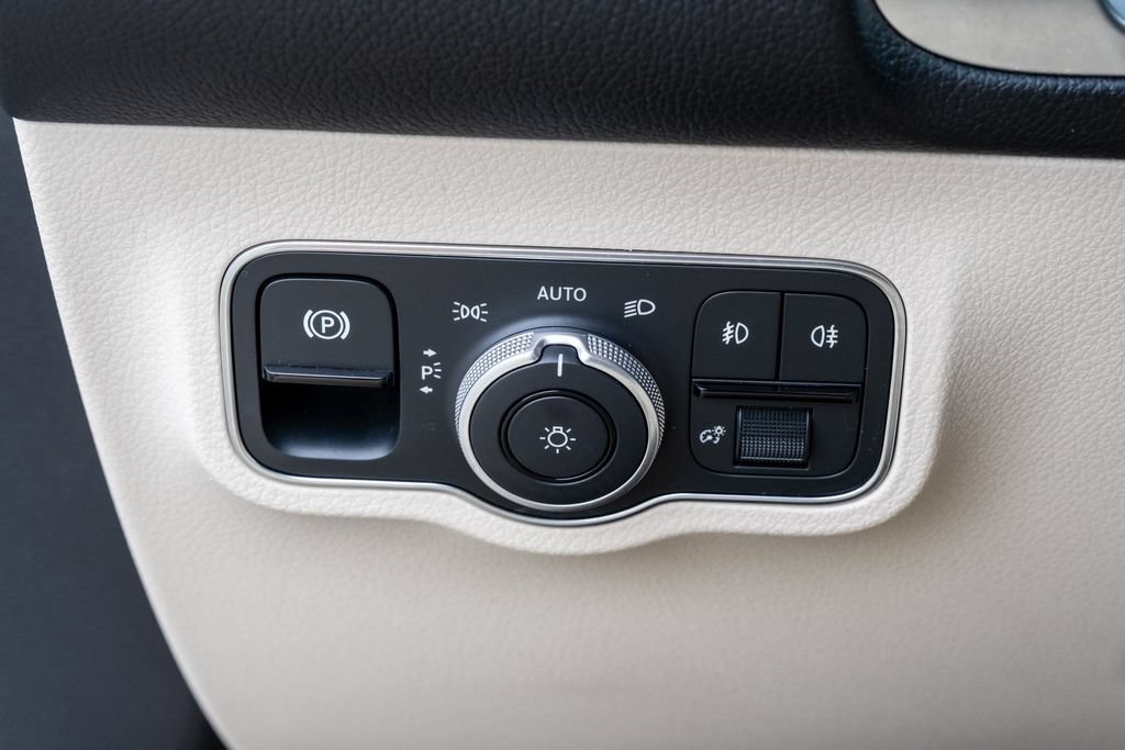 Used 2026 Mercedes-Benz GLB 250 4MATIC w/ Exclusive Package image 23