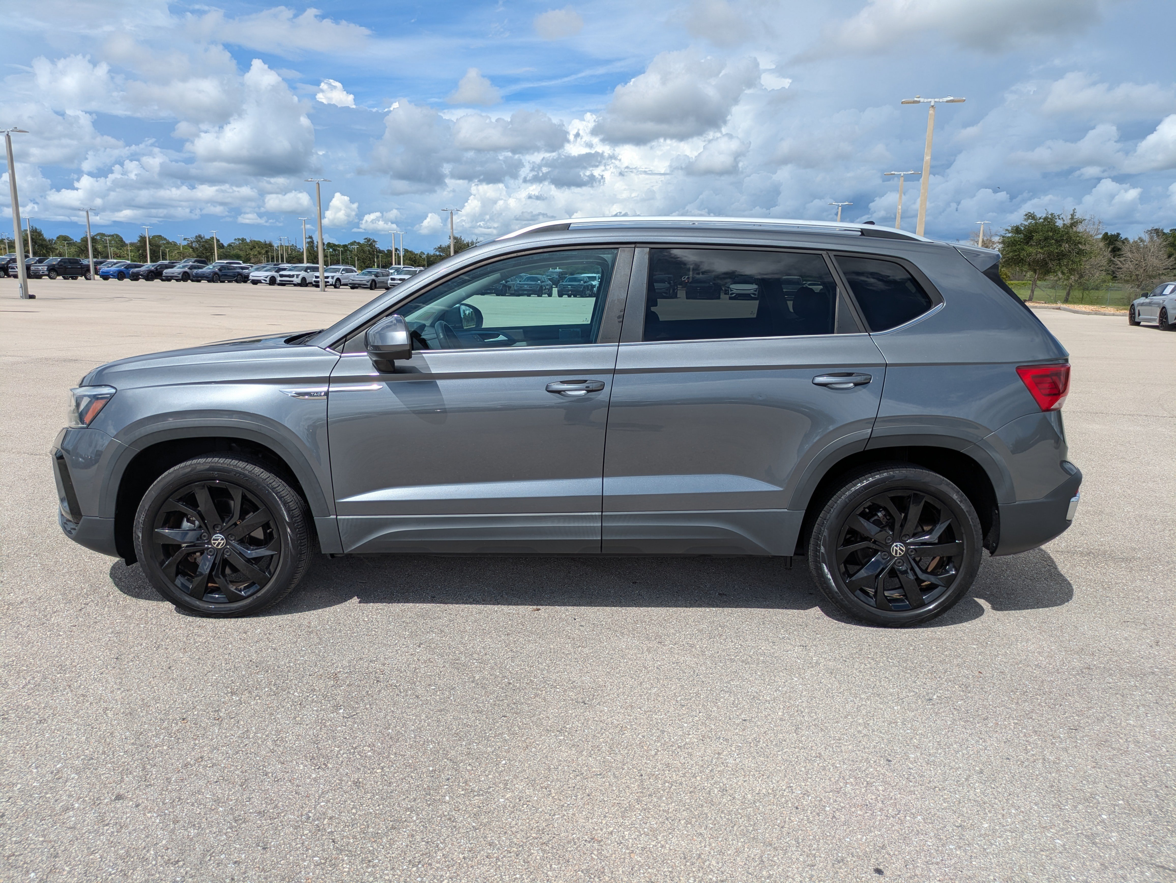 Used 2022 Volkswagen Taos SE w/ Panoramic Sunroof Package FWD image 7