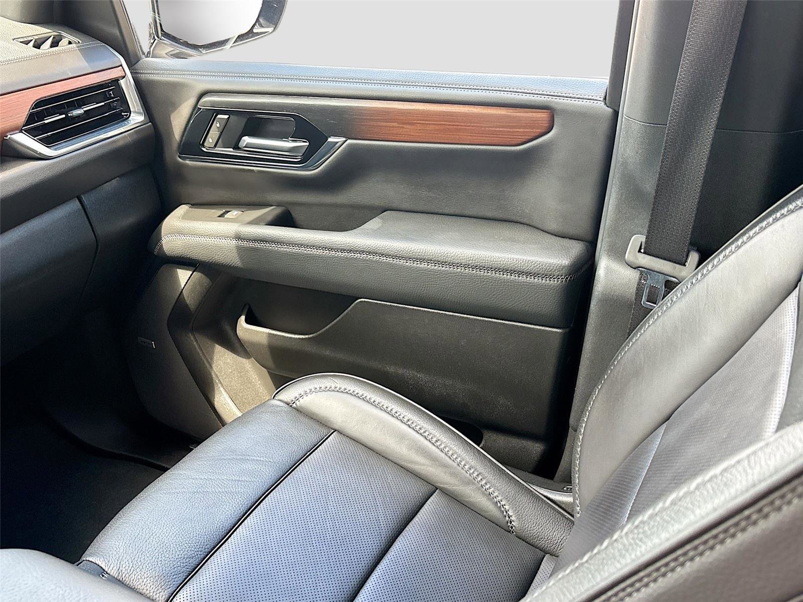 Used 2025 GMC Yukon Denali RWD image 24