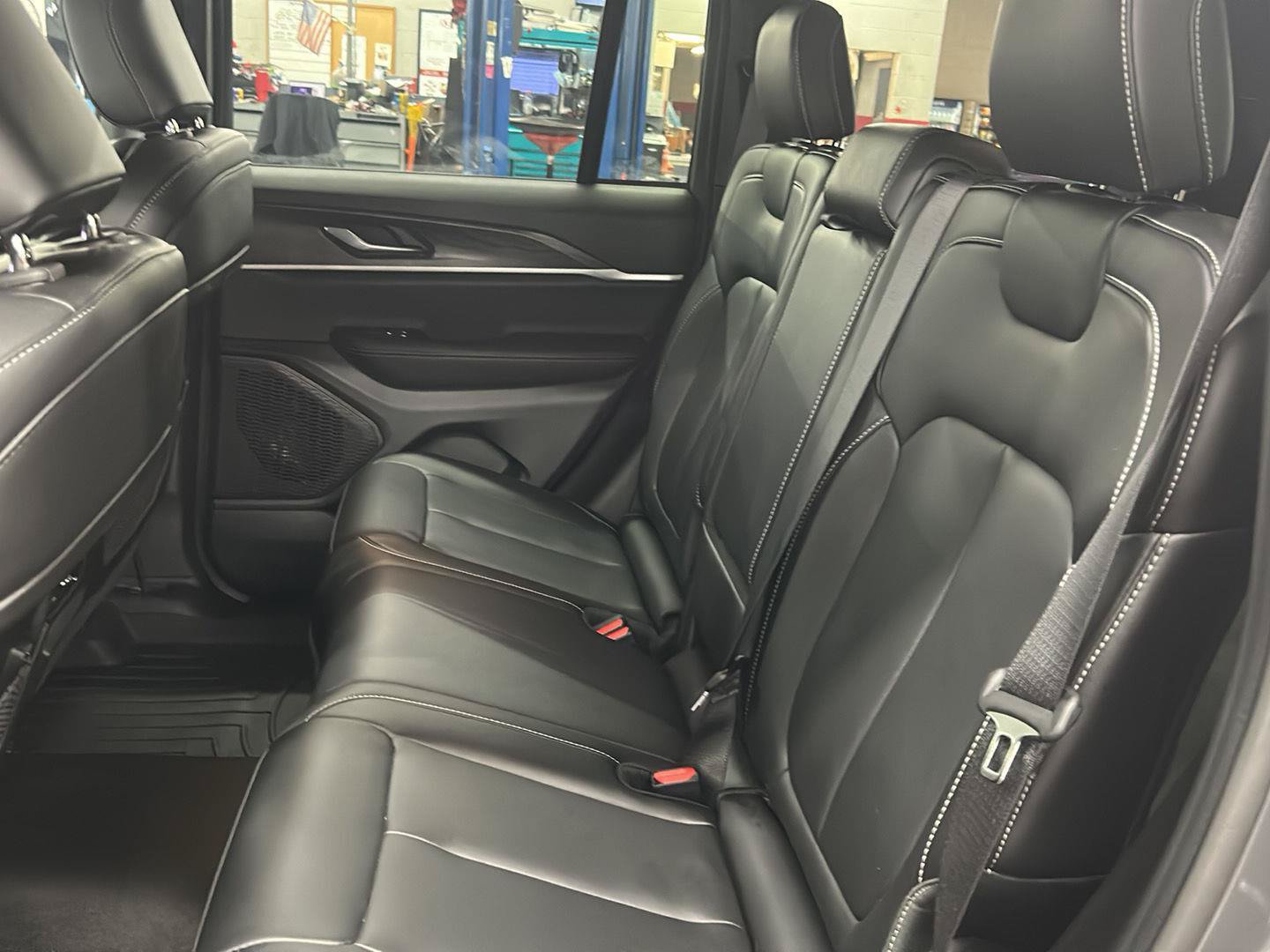 Used 2025 Jeep Grand Cherokee Limited AWD/4WD image 9