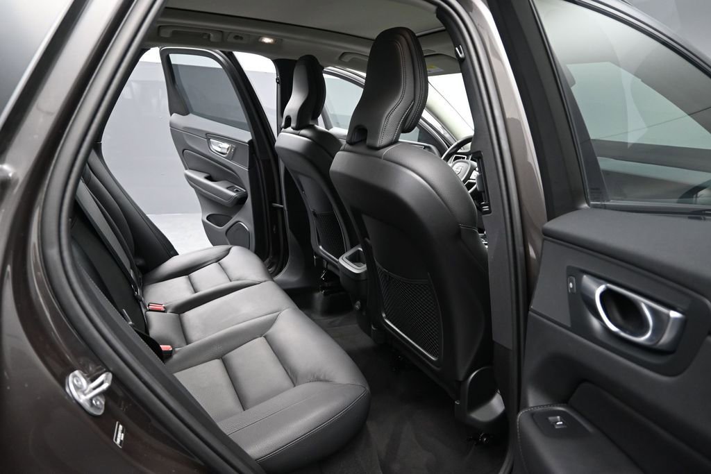 Used 2025 Volvo XC60 B5 Plus AWD/4WD image 17