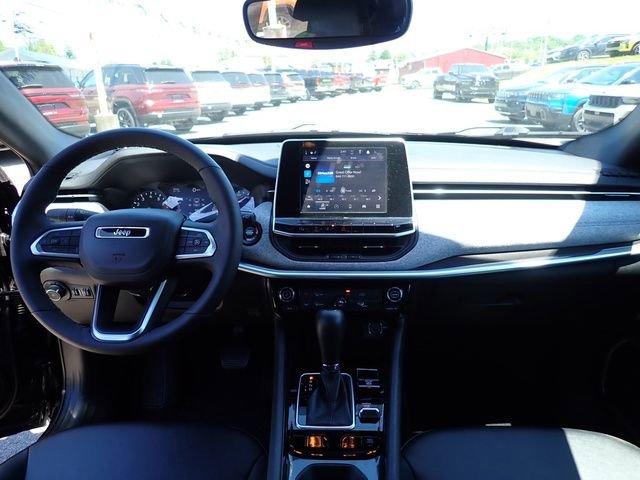 Used 2025 Jeep Compass Latitude AWD/4WD image 16