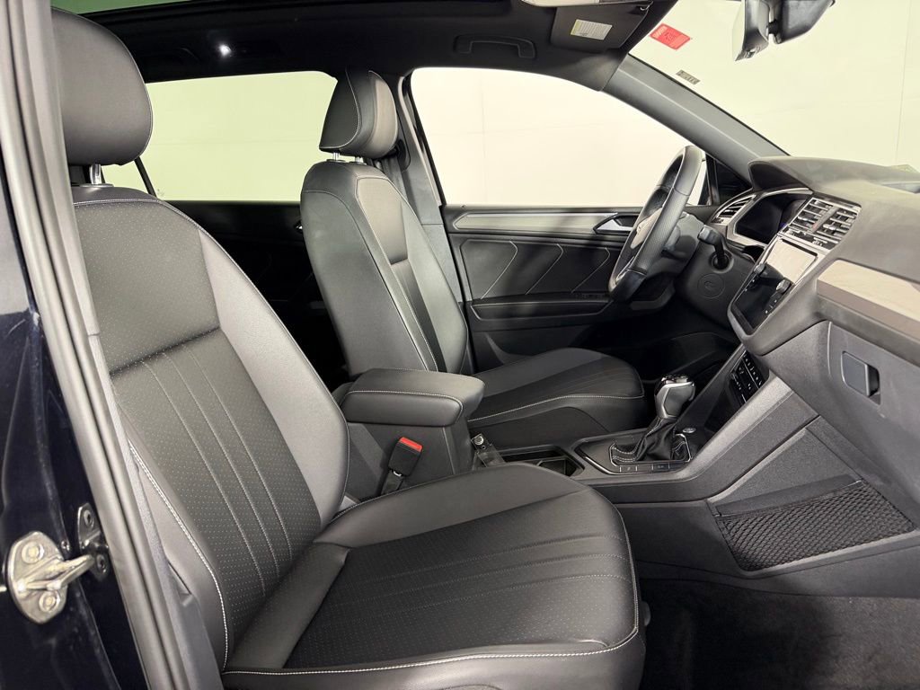 Used 2022 Volkswagen Tiguan SE R-Line image 31