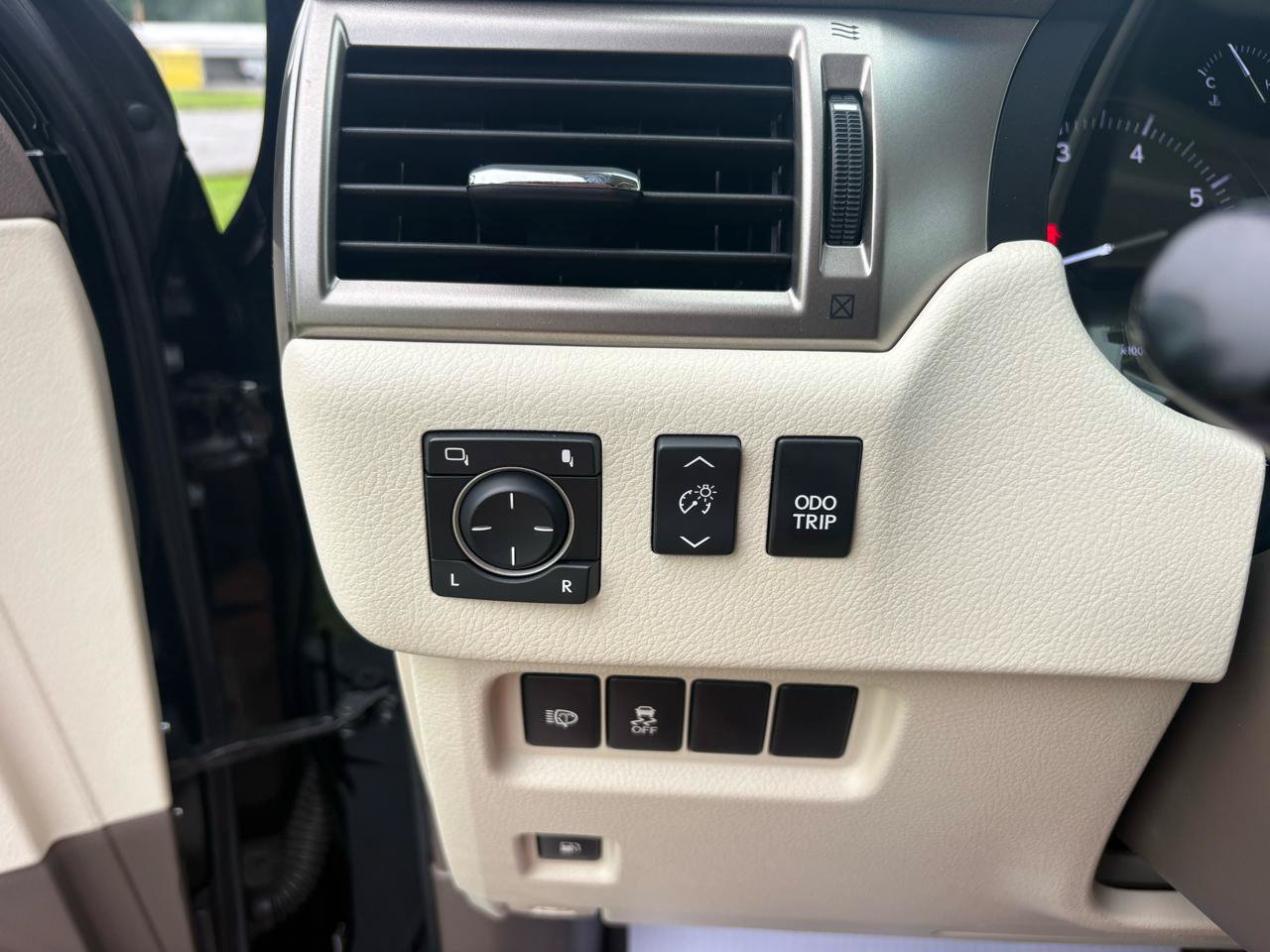 Used 2017 Lexus GX 460 Premium w/ Premium Package AWD/4WD image 11