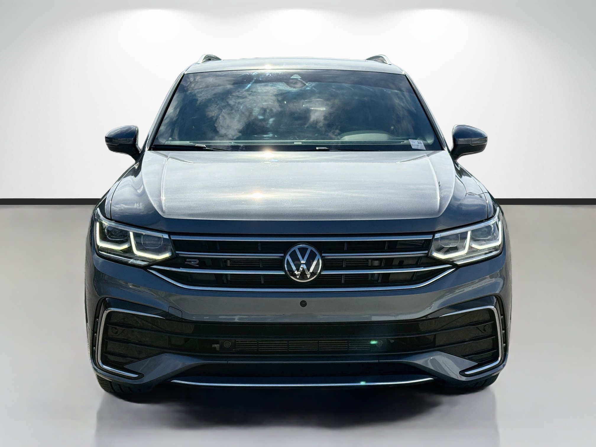 Used 2024 Volkswagen Tiguan SEL R-Line AWD/4WD image 8
