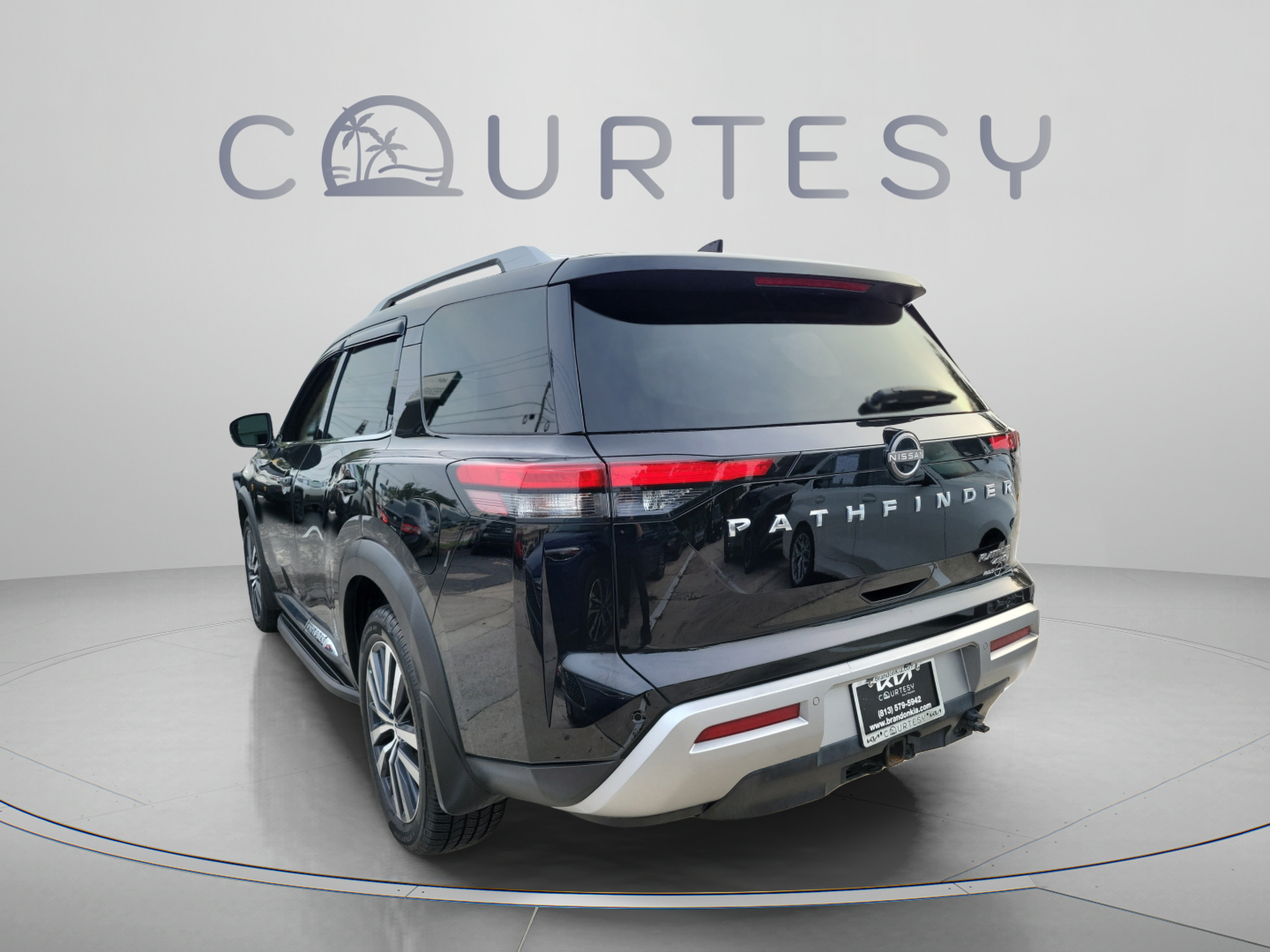 Used 2022 Nissan Pathfinder Platinum w/ Cargo Package AWD/4WD image 2