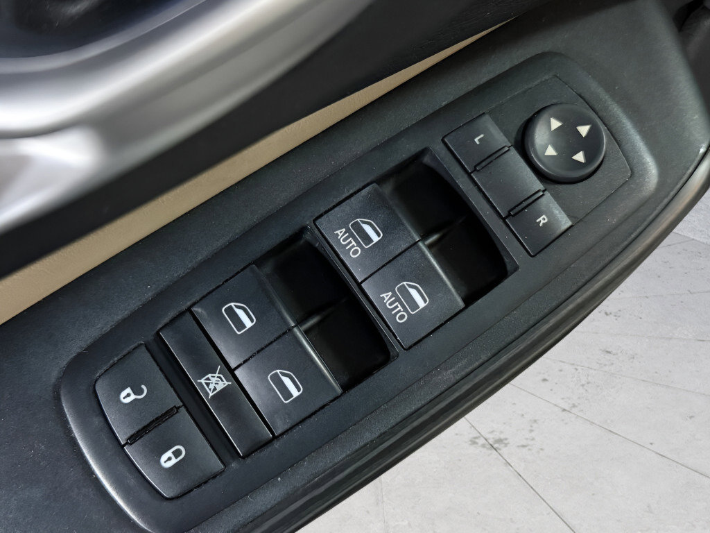 Used 2016 Jeep Cherokee Limited image 18