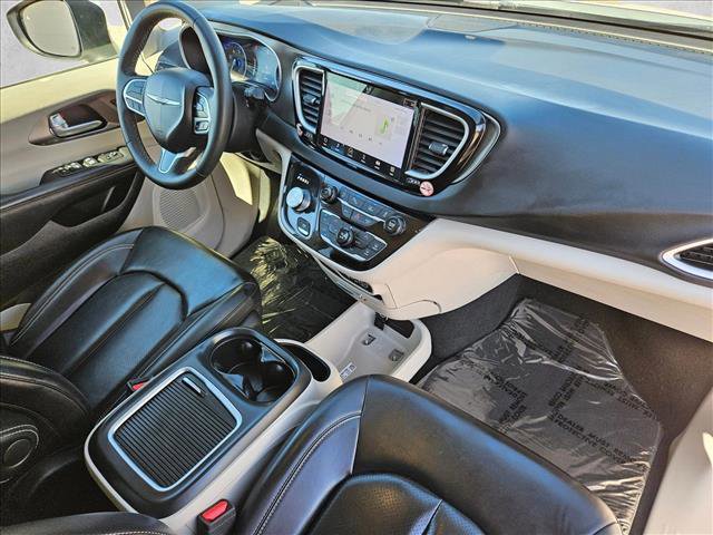 Used 2023 Chrysler Pacifica Touring-L image 27