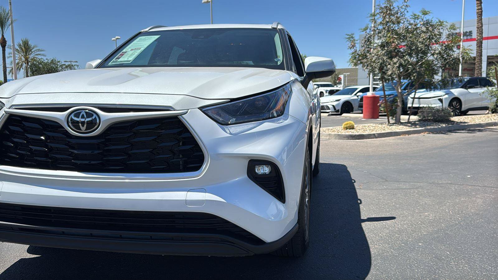 Used 2024 Toyota Highlander XLE AWD/4WD image 3