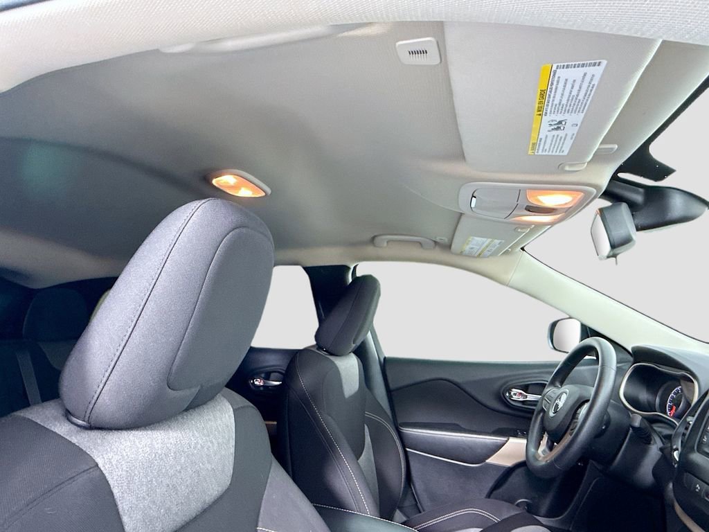 Used 2018 Jeep Cherokee Latitude w/ Safety Group image 18