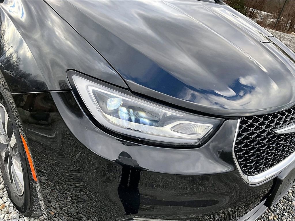 Used 2023 Chrysler Pacifica Touring-L image 28