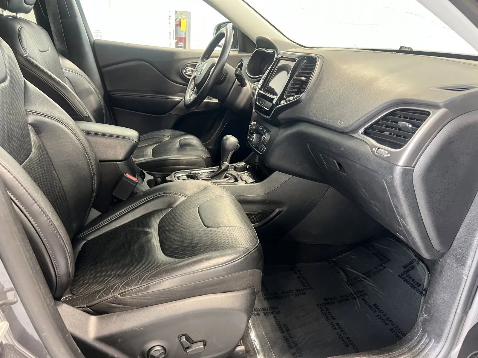 Used 2020 Jeep Cherokee Limited image 29