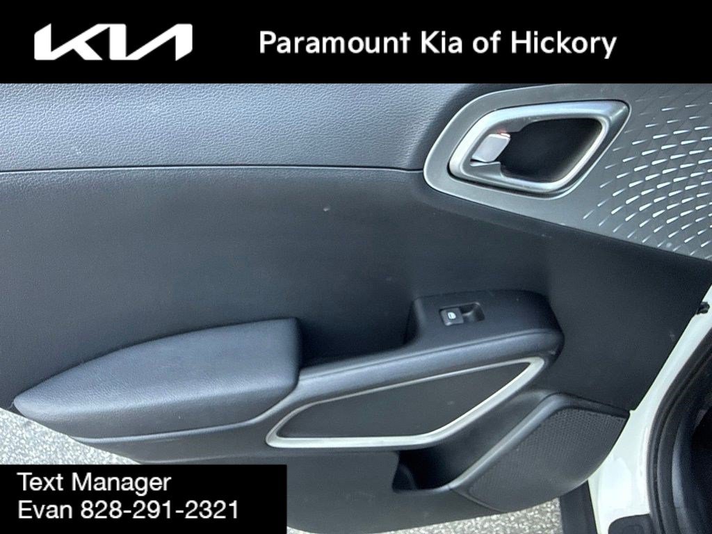 Used 2023 Kia Soul LX FWD image 11