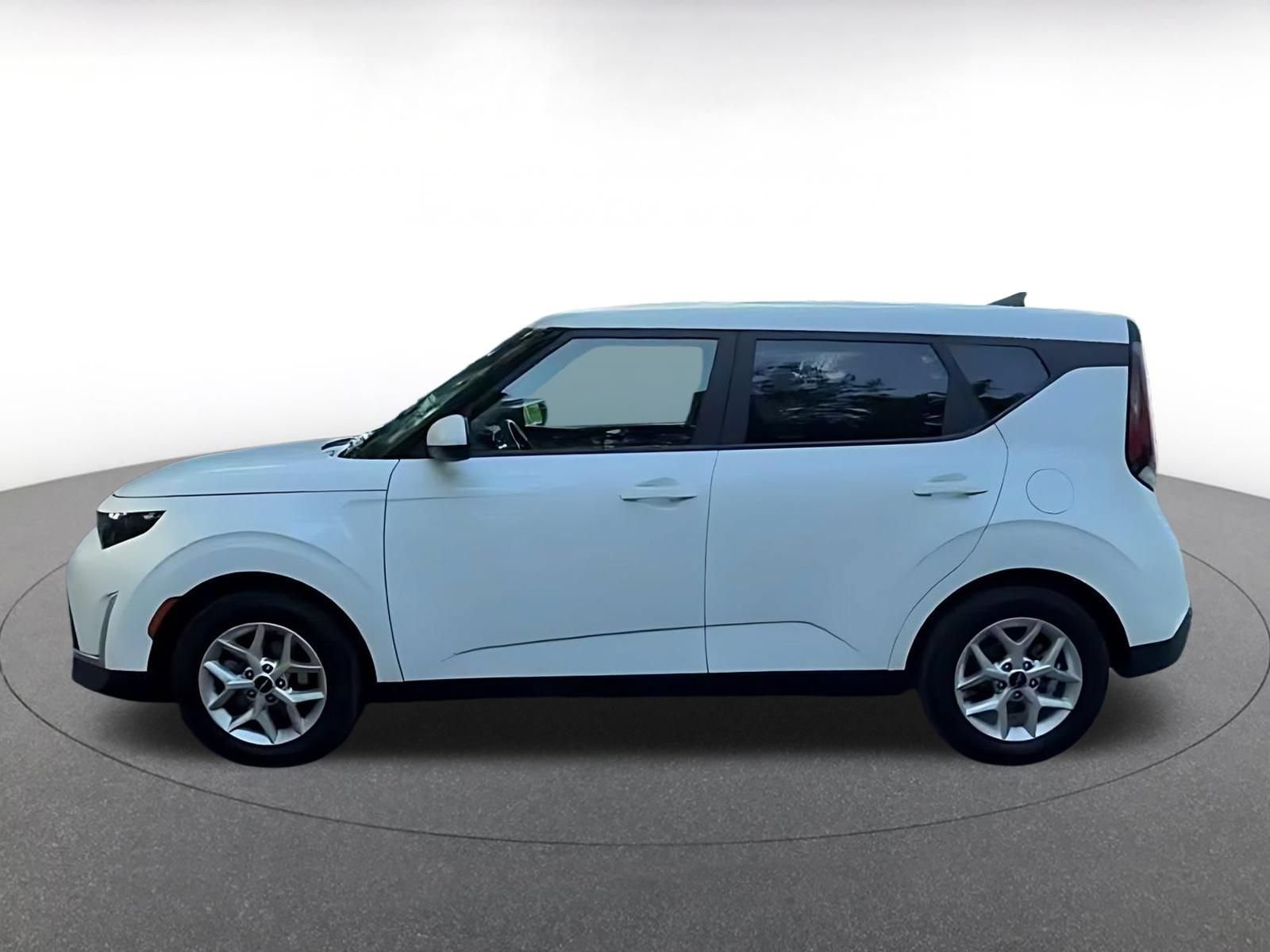 Used 2025 Kia Soul LX w/ LX Technology Package FWD image 10