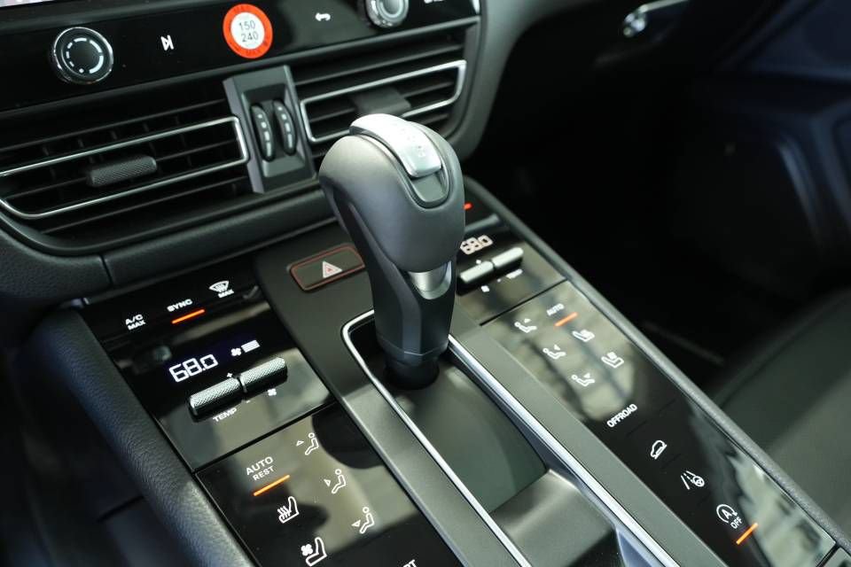 Certified 2025 Porsche Macan AWD/4WD image 24