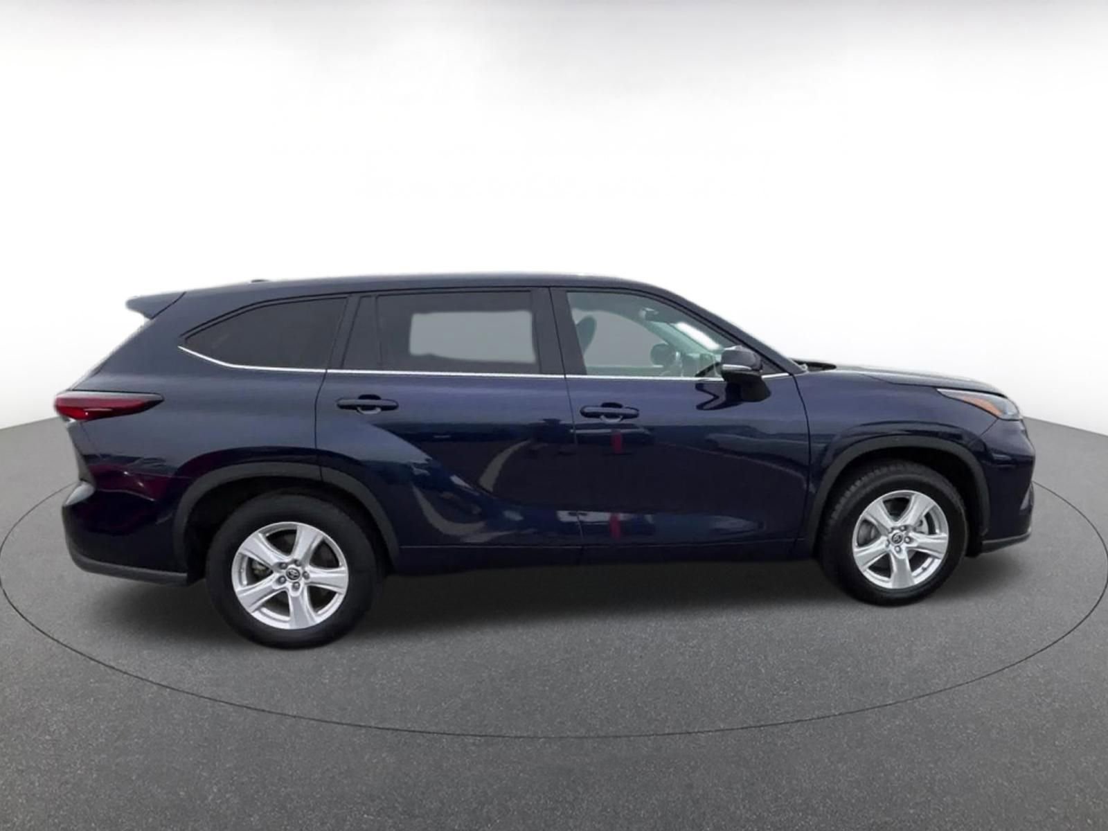Used 2025 Toyota Highlander LE FWD image 16