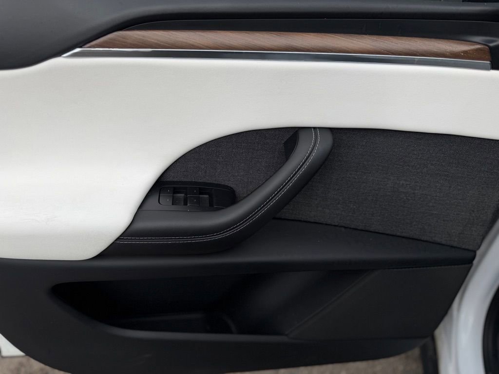 Used 2023 Tesla Model X image 27
