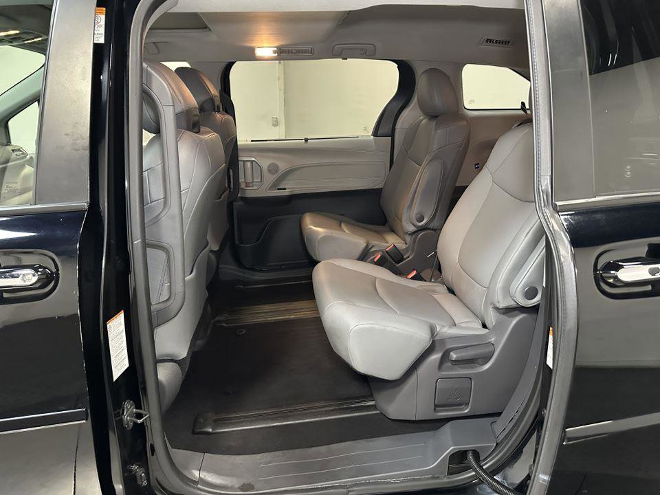 Certified 2021 Toyota Sienna XLE image 30