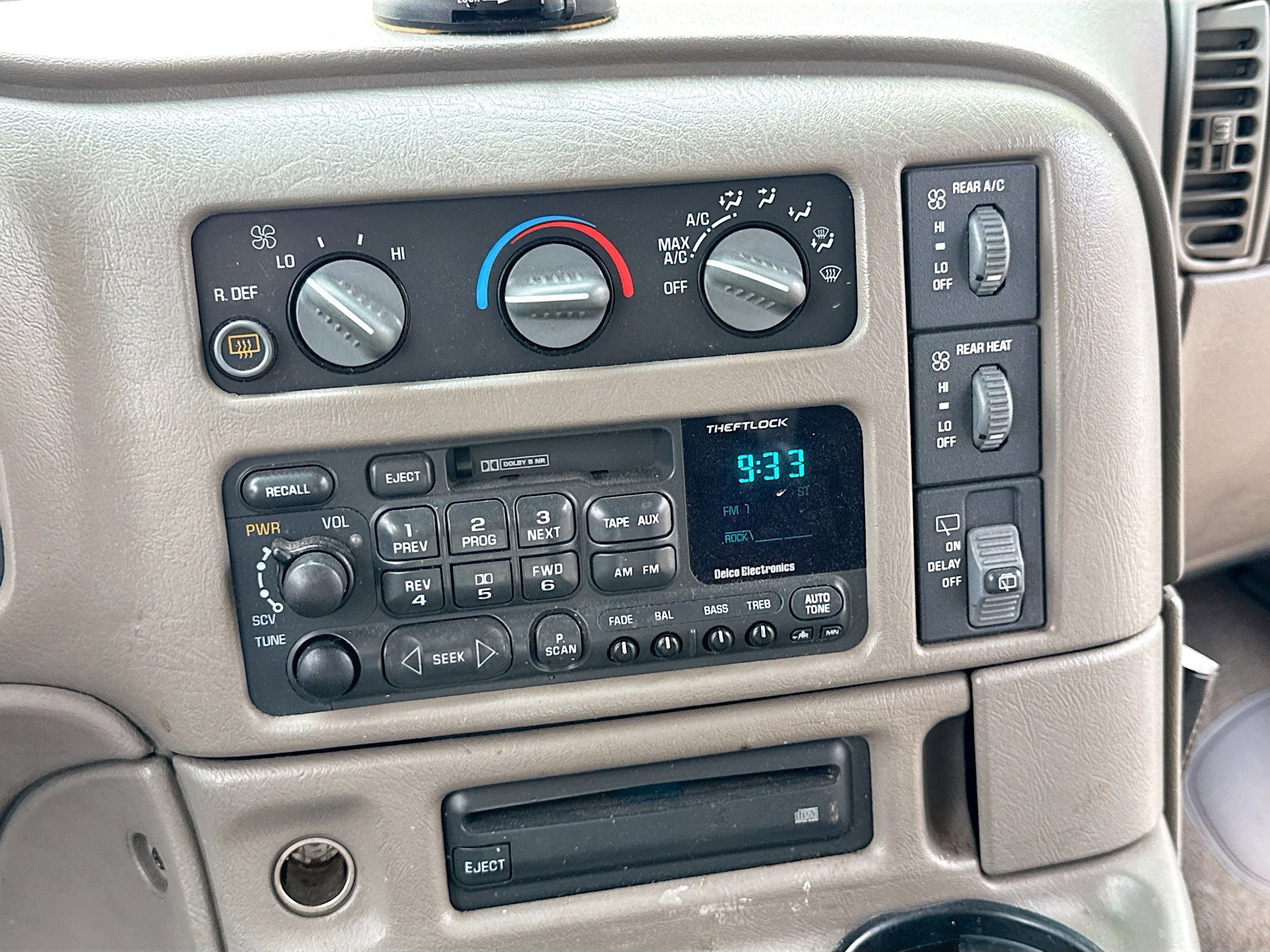 Used 2004 Chevrolet Astro Passenger AWD w/ LS Preferred Equipment Group image 10