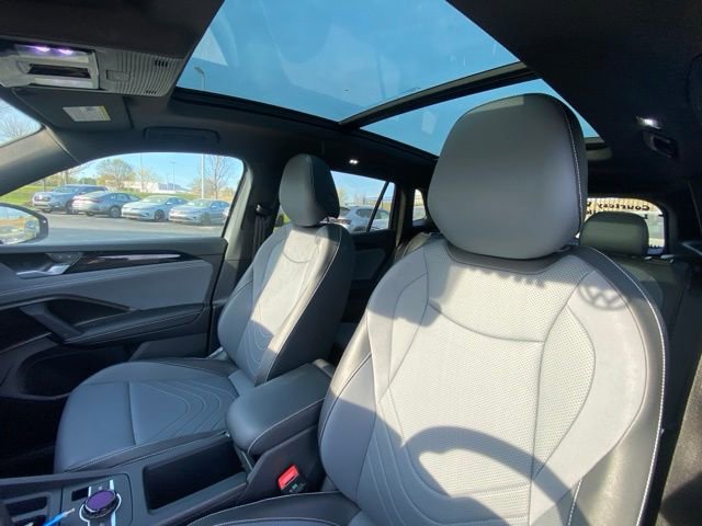 Used 2025 Volkswagen Tiguan SE R-Line image 12