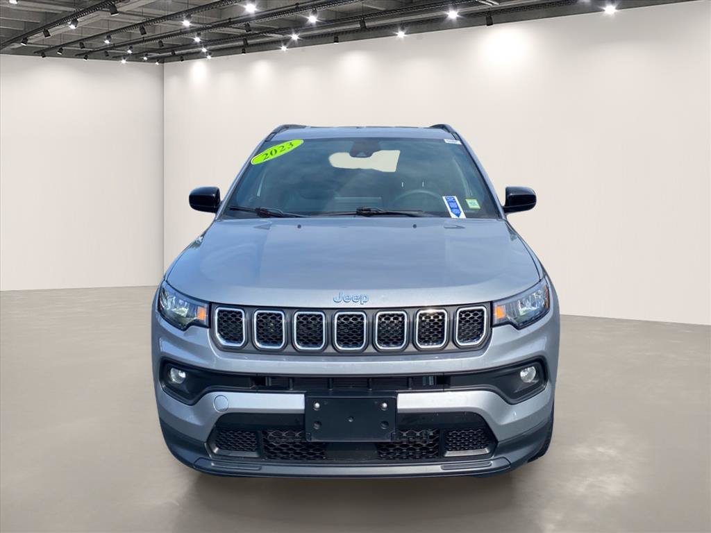 Used 2023 Jeep Compass Latitude w/ Convenience Group AWD/4WD image 2