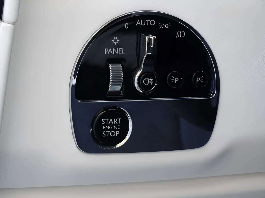 Certified 2025 Rolls-Royce Cullinan AWD/4WD image 17